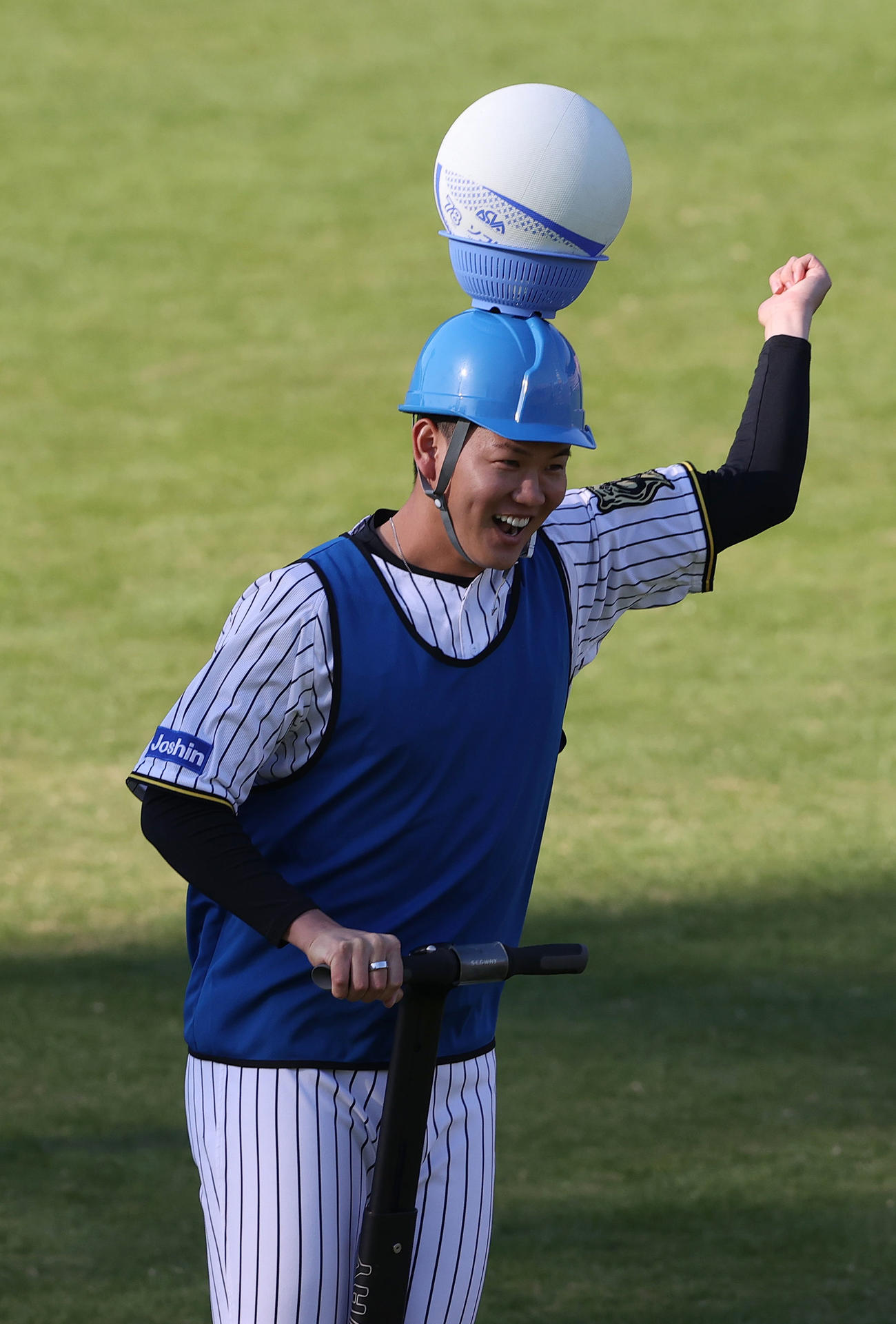 セグウェイリレーする阪神及川（撮影・上山淳一）