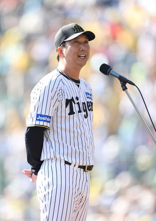 ファン感謝デーであいさつする阪神藤川監督(撮影・上山淳一)