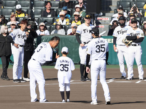 ファン感謝デーを楽しむ阪神の選手ら(撮影・上山淳一)