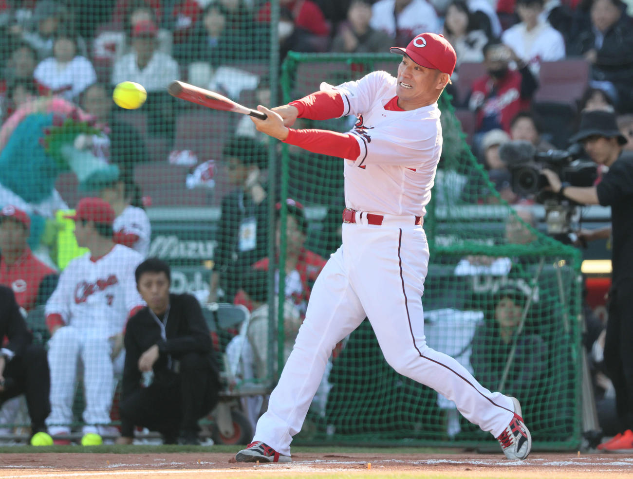 紅白戦ソフトボール対決　3回表紅組無死、代打の田中は右前打を放つ（撮影・加藤孝規）　