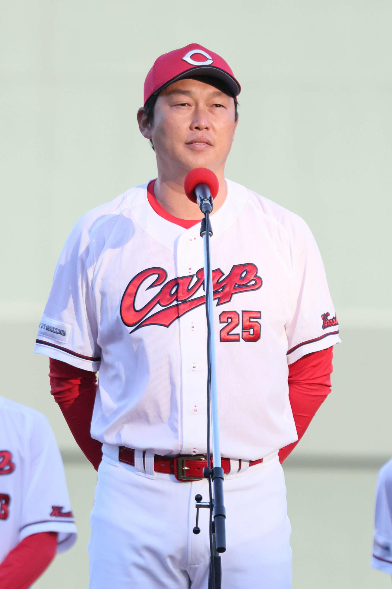 あいさつする新井監督（撮影・加藤孝規）　