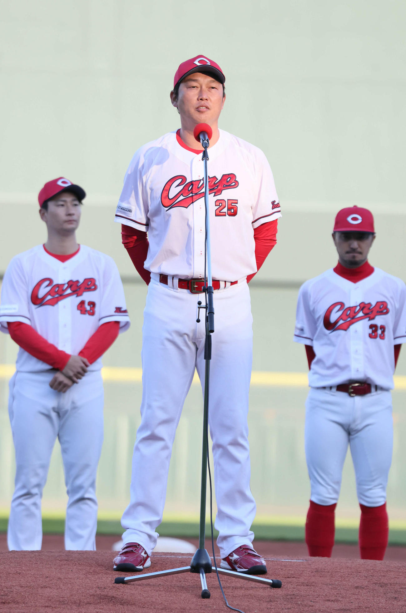 あいさつする新井監督（撮影・加藤孝規）　