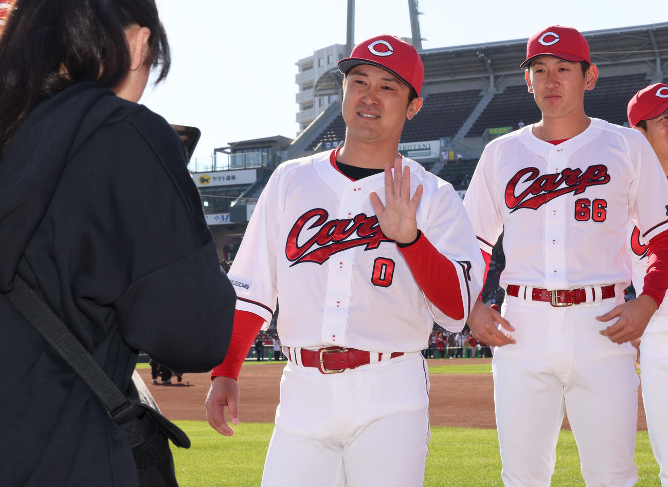 ファンとハイタッチする上本（撮影・加藤孝規）　