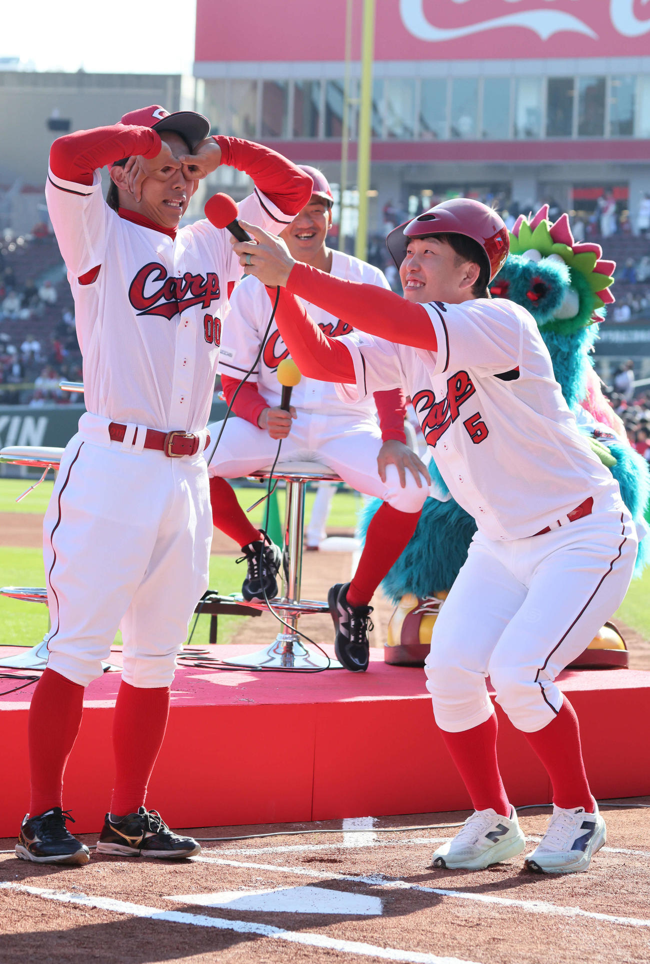 ものまねで盛り上がる左から羽月、矢野、小園（撮影・加藤孝規）　