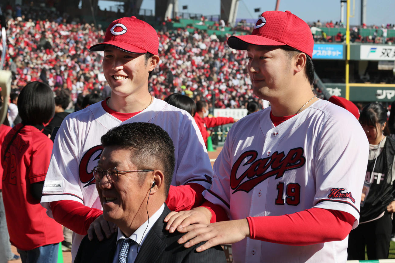 佐々岡真司前監督の肩をもむ森下（左）と床田（撮影・加藤孝規）　