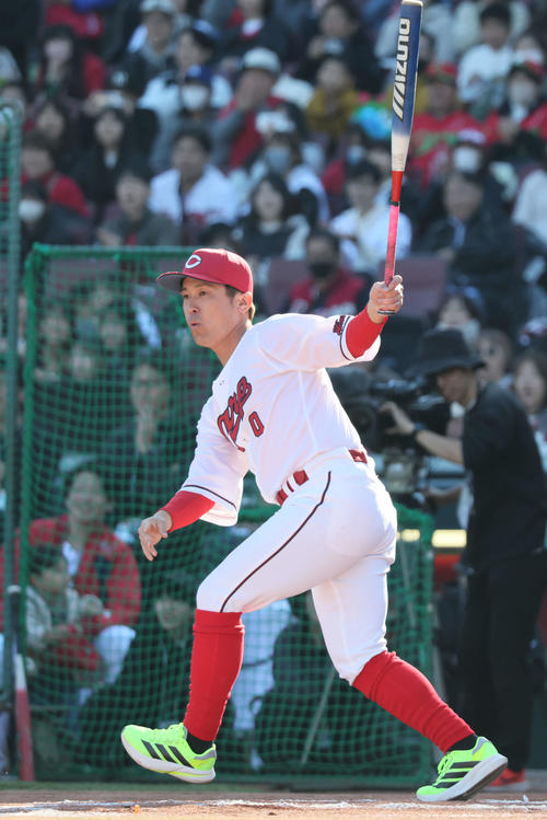 紅白戦ソフトボール対決　2回裏白組無死、上本は左前打を放つ（撮影・加藤孝規）　
