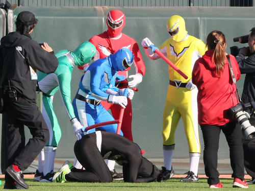 障害物リレーでショッカー役で登場した上本はヒーローにボコボコにされる（撮影・加藤孝規）　