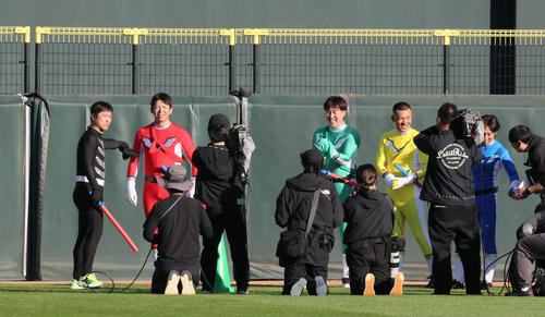 障害物リレーでショッカー役で登場した上本（左）（撮影・加藤孝規）　