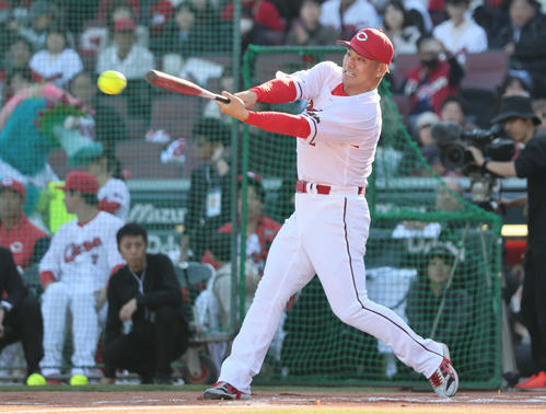 紅白戦ソフトボール対決　3回表紅組無死、代打の田中は右前打を放つ（撮影・加藤孝規）　