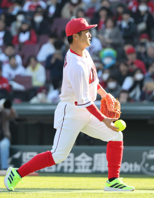 紅白戦ソフトボール対決　3回表紅組、登板する上本（撮影・加藤孝規）　