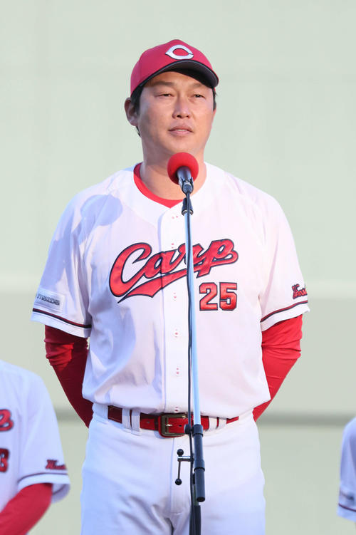あいさつする新井監督（撮影・加藤孝規）　