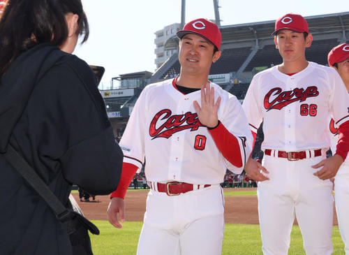 ファンとハイタッチする上本（撮影・加藤孝規）　