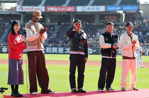 ファンションリーダーとなった鈴木（左から2人目）。参加選手は左からアドゥワ、鈴木、田村、二俣（撮影・加藤孝規）　