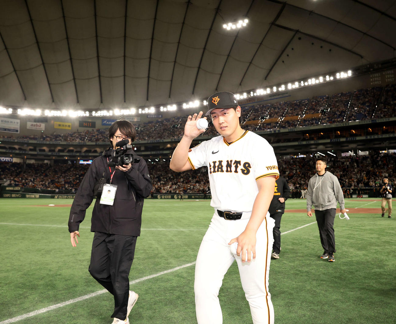 ジャイアンツフェスタ2025　スタンドに場内1周であいさつする巨人岡本（撮影・浅見桂子）