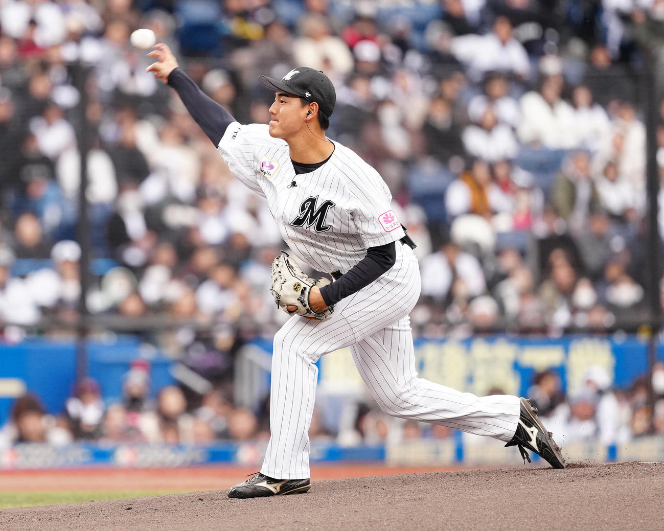 白黒野球対決で先発し力投するロッテ西川（撮影・鈴木みどり）