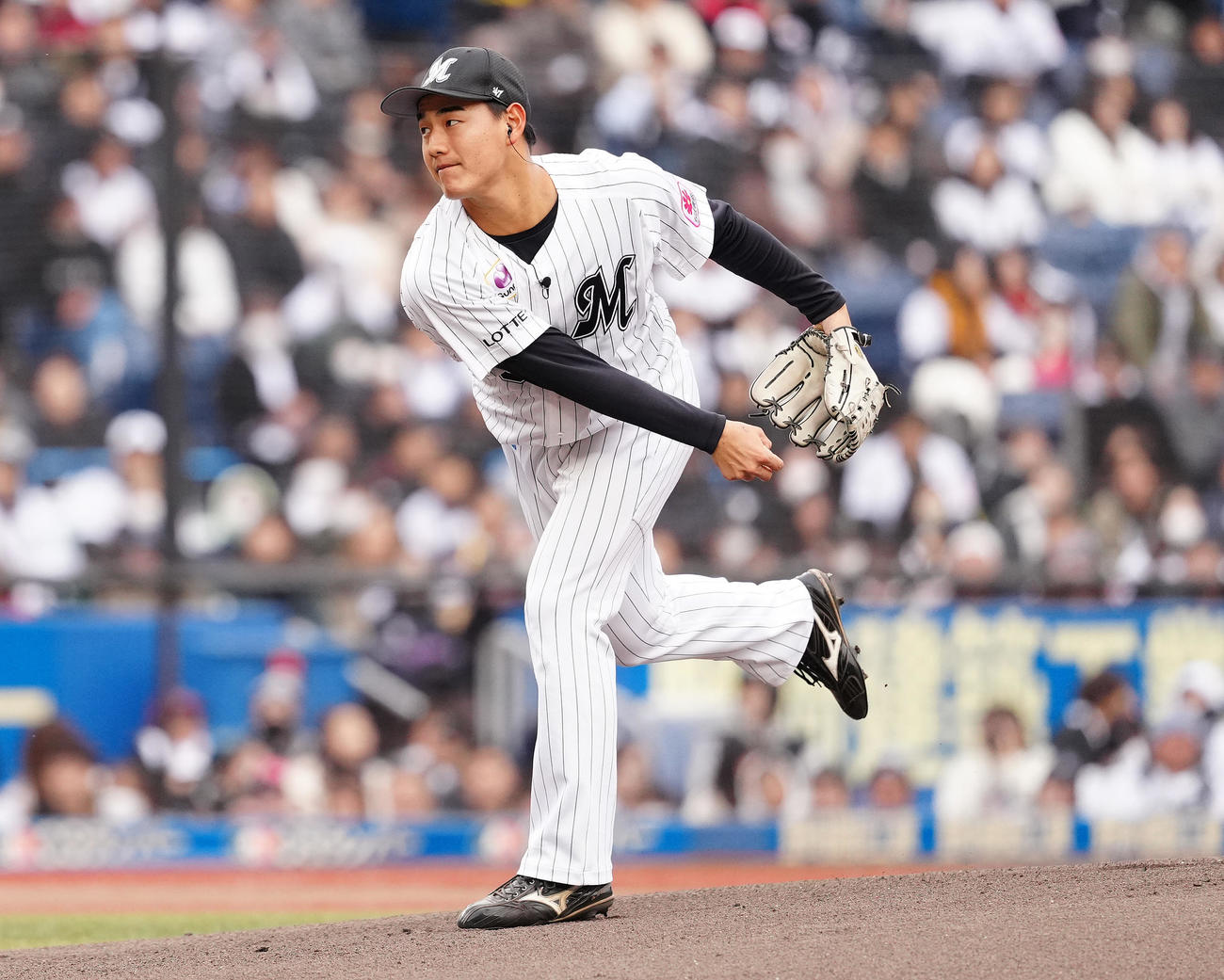 白黒野球対決で先発し力投するロッテ西川（撮影・鈴木みどり）
