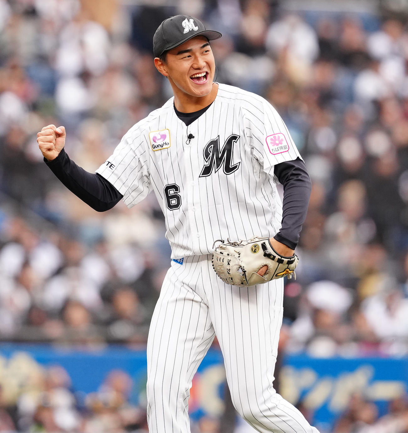 白黒野球対決で1回表を抑え、ガッツポーズするロッテ西川（撮影・鈴木みどり）