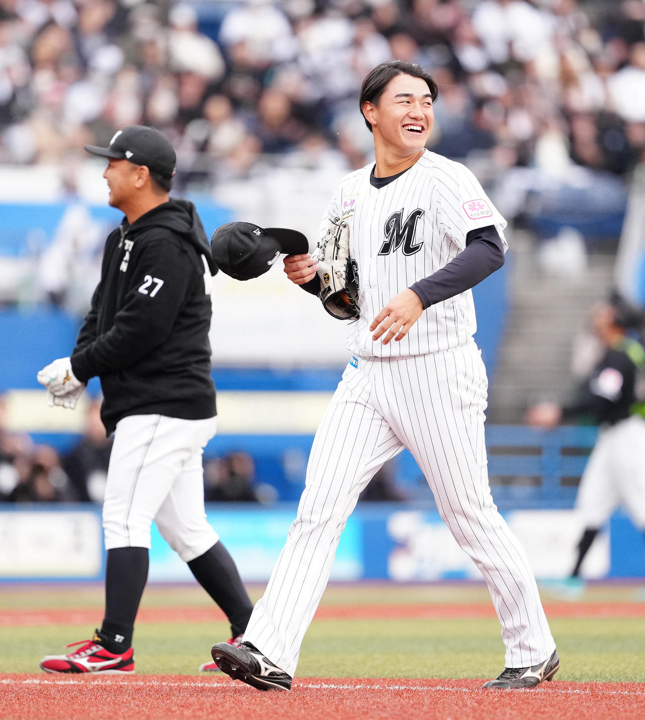 白黒野球対決で3回表まで無失点に抑え、ベンチへ戻るロッテ西川（右）（撮影・鈴木みどり）