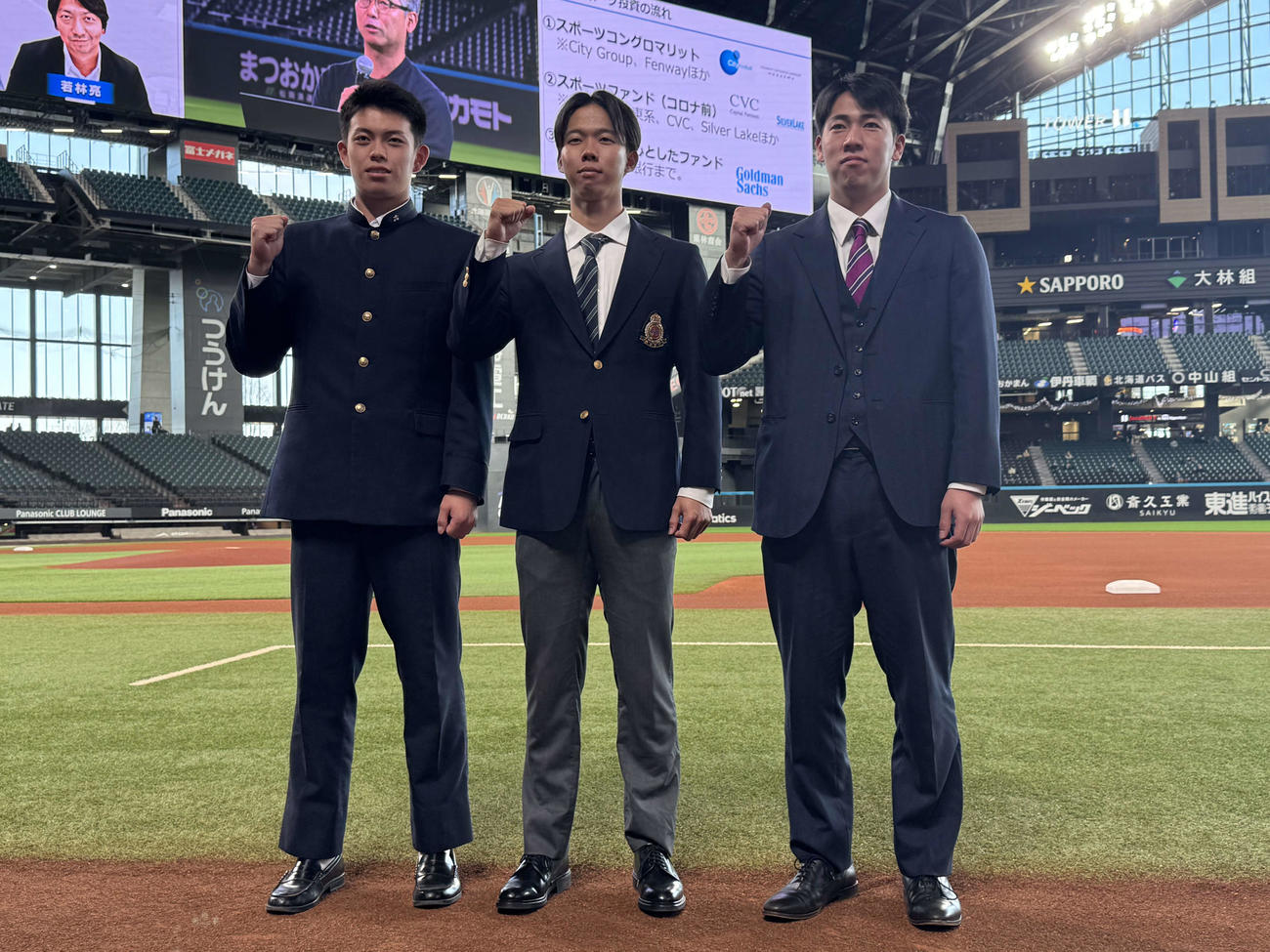 施設見学でエスコンフィールドを訪れた日本ハムの新人選手。左からドラフト5位明徳義塾・藤森、同1位明大・大川、育成2位青森中央学院大・横山