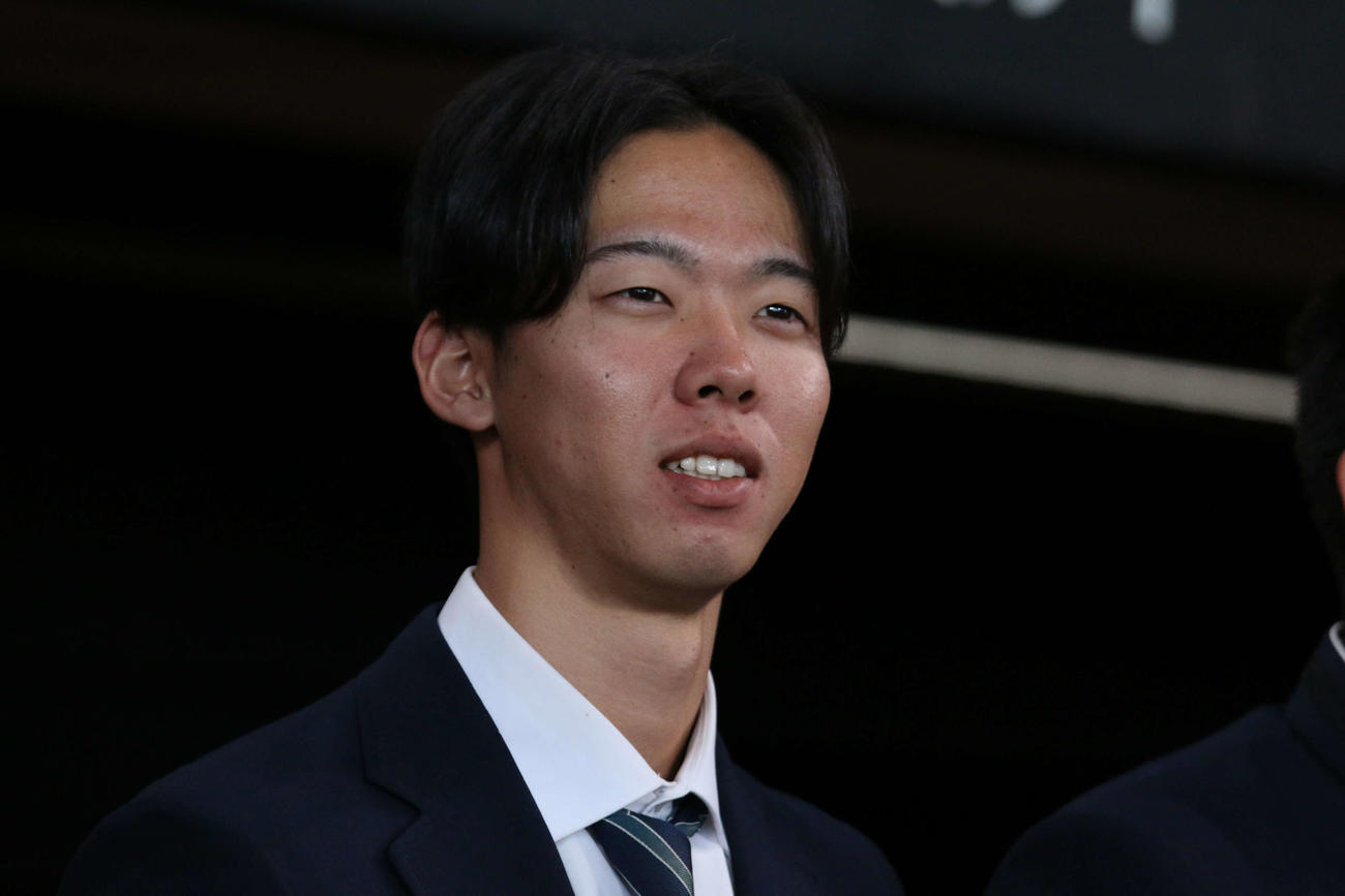 施設見学でエスコンフィールドを訪れた日本ハムのドラフト1位明大・大川