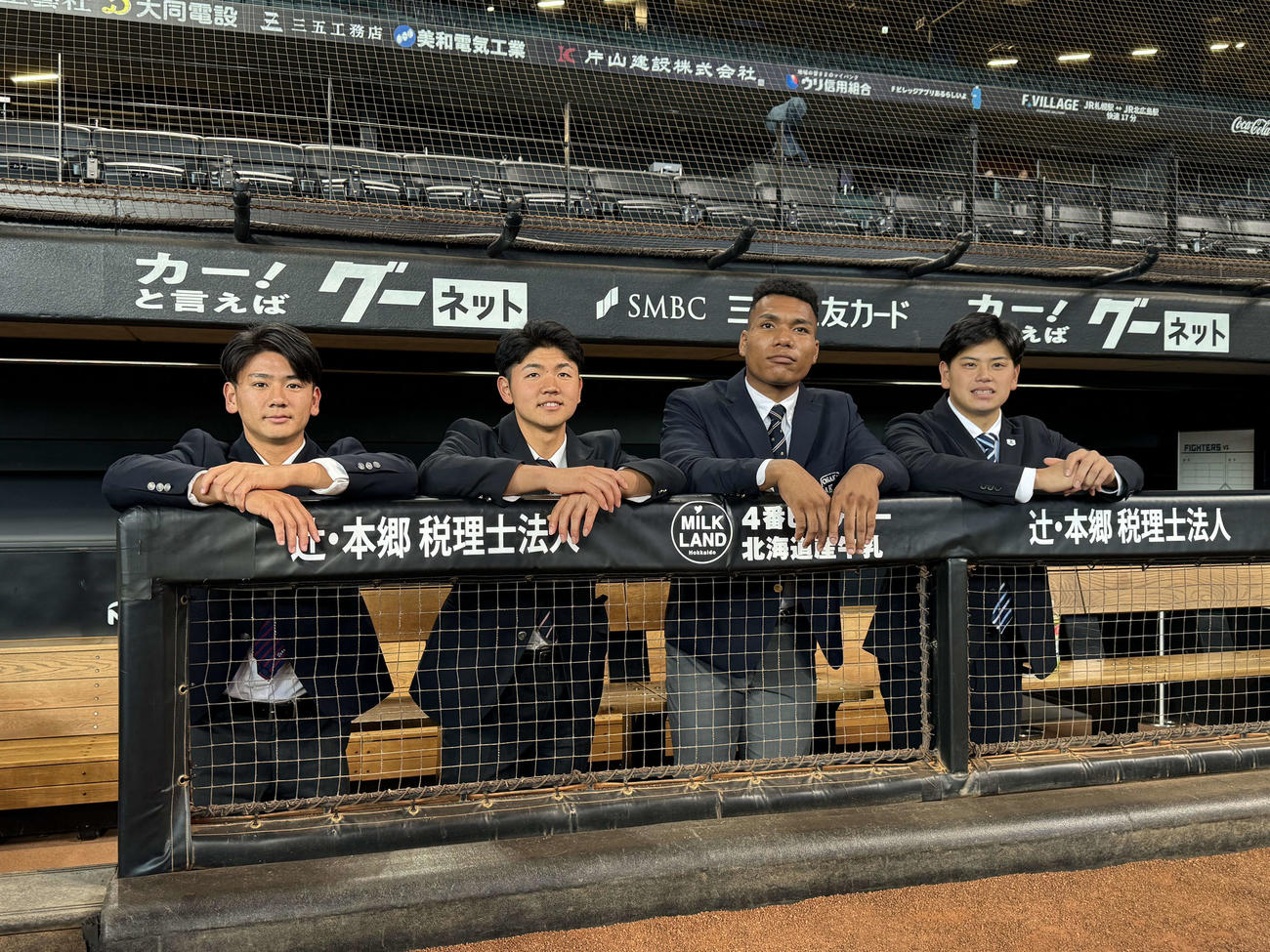 施設見学でエスコンフィールドを訪れた日本ハムの新人選手。左からドラフト3位東海大・大塚、同4位日大藤沢・半田、同2位大阪学院大・エドポロ　ケイン、育成1位北海学園大・常谷