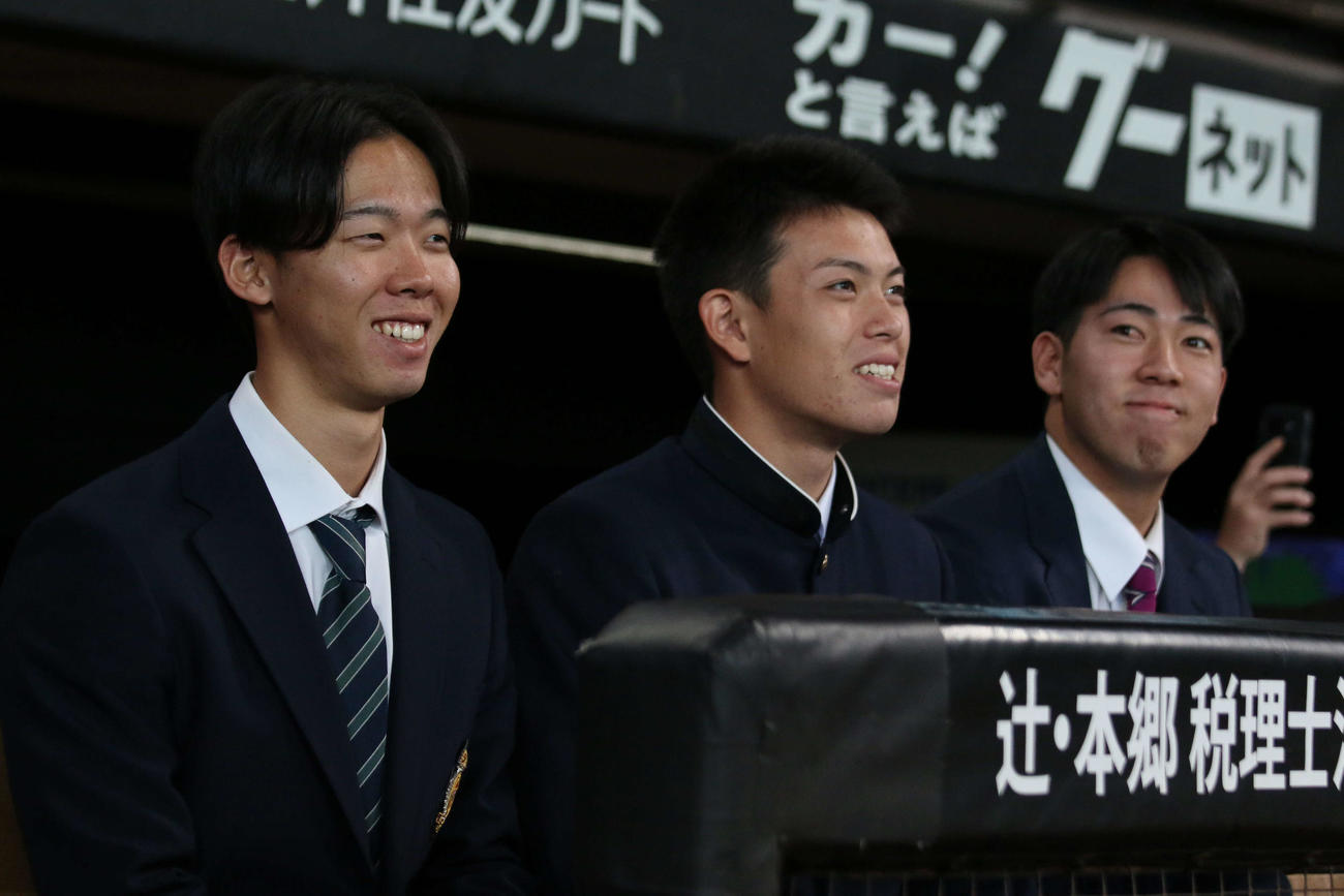 施設見学でエスコンフィールドを訪れた日本ハムの新人選手。左からドラフト1位明大・大川、同5位明徳義塾・藤森、育成2位青森中央学院大・横山