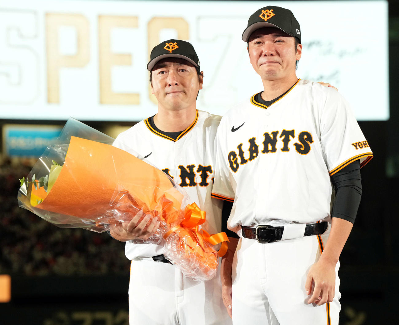 坂本（右）から花束を贈られ、涙を流す巨人長野（撮影・たえ見朱実）
