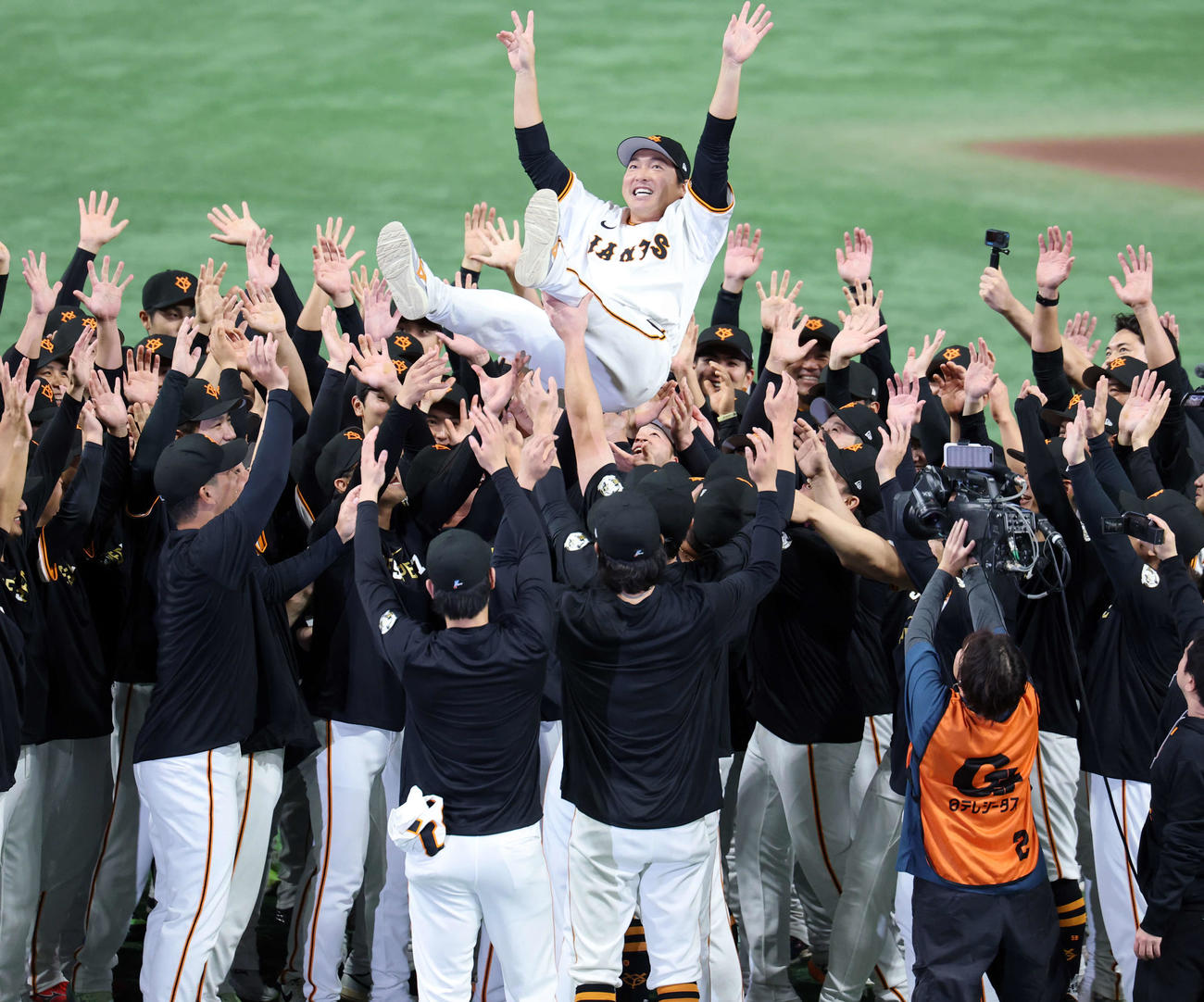 引退セレモニーでナインから胴上げされる巨人長野（撮影・浅見桂子）