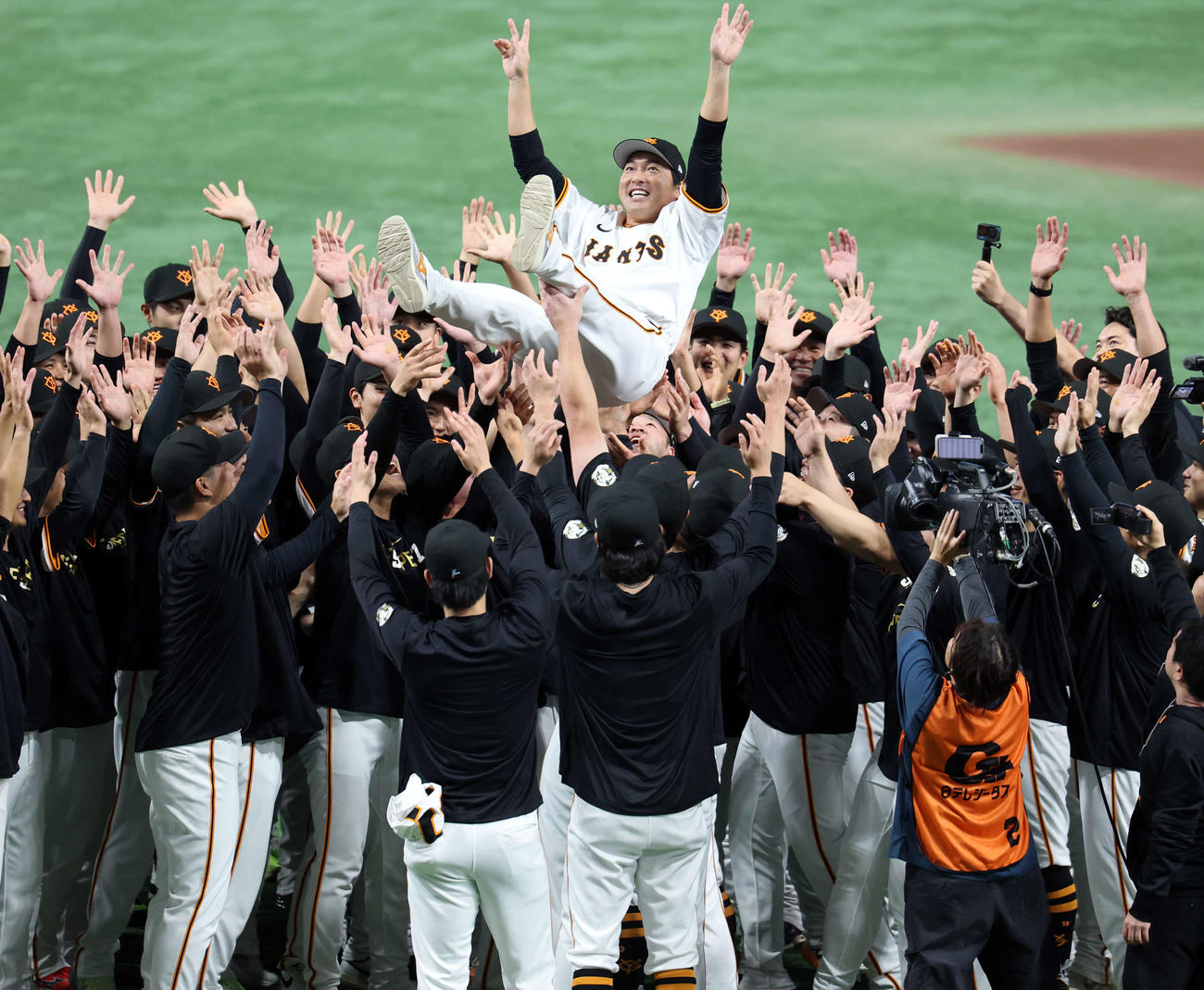 引退セレモニーでナインから胴上げされる巨人長野（撮影・浅見桂子）