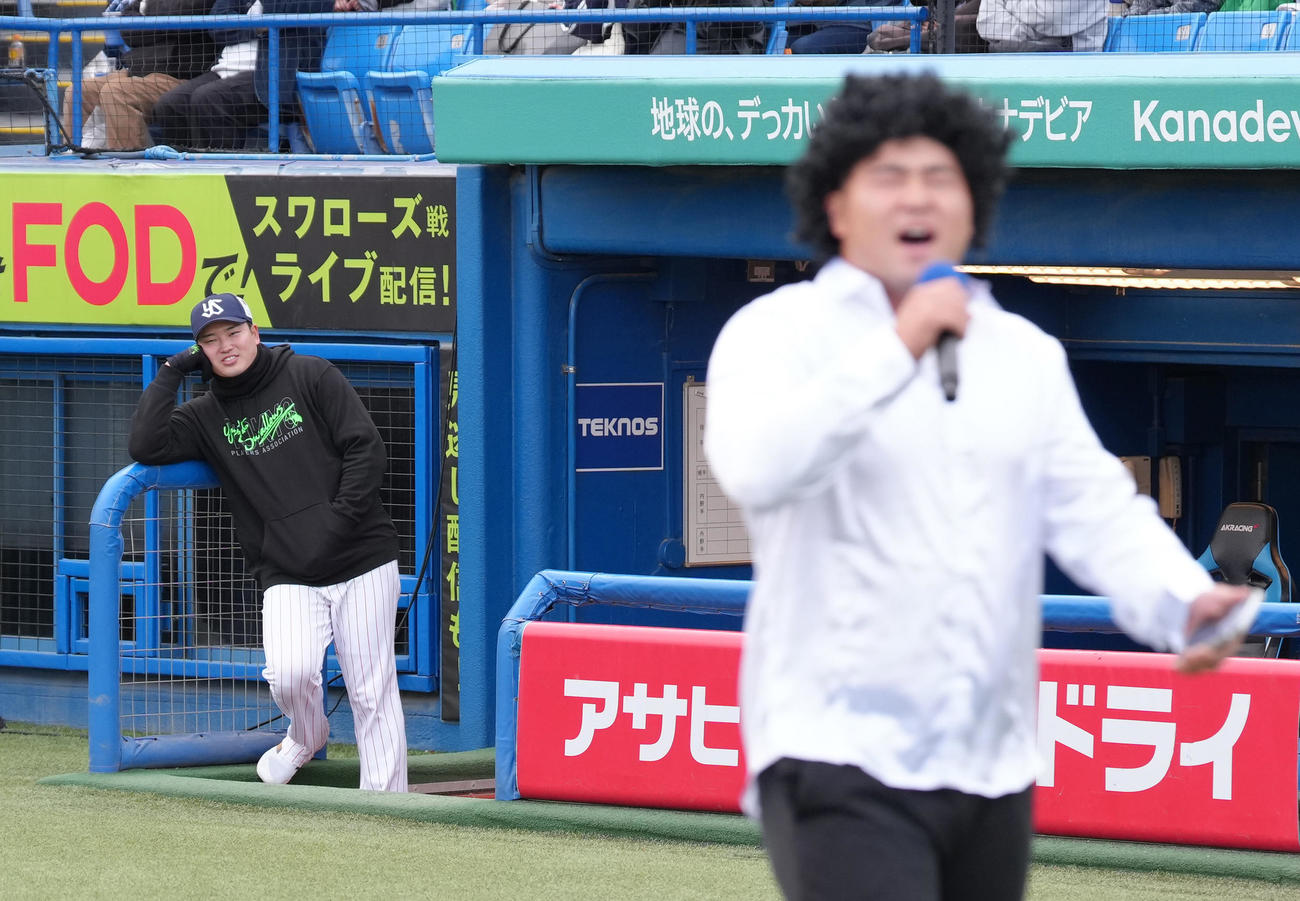 クリスタルキングの「大都会」を熱唱するヤクルト高野（右）を笑顔で見つめる村上（撮影・足立雅史）