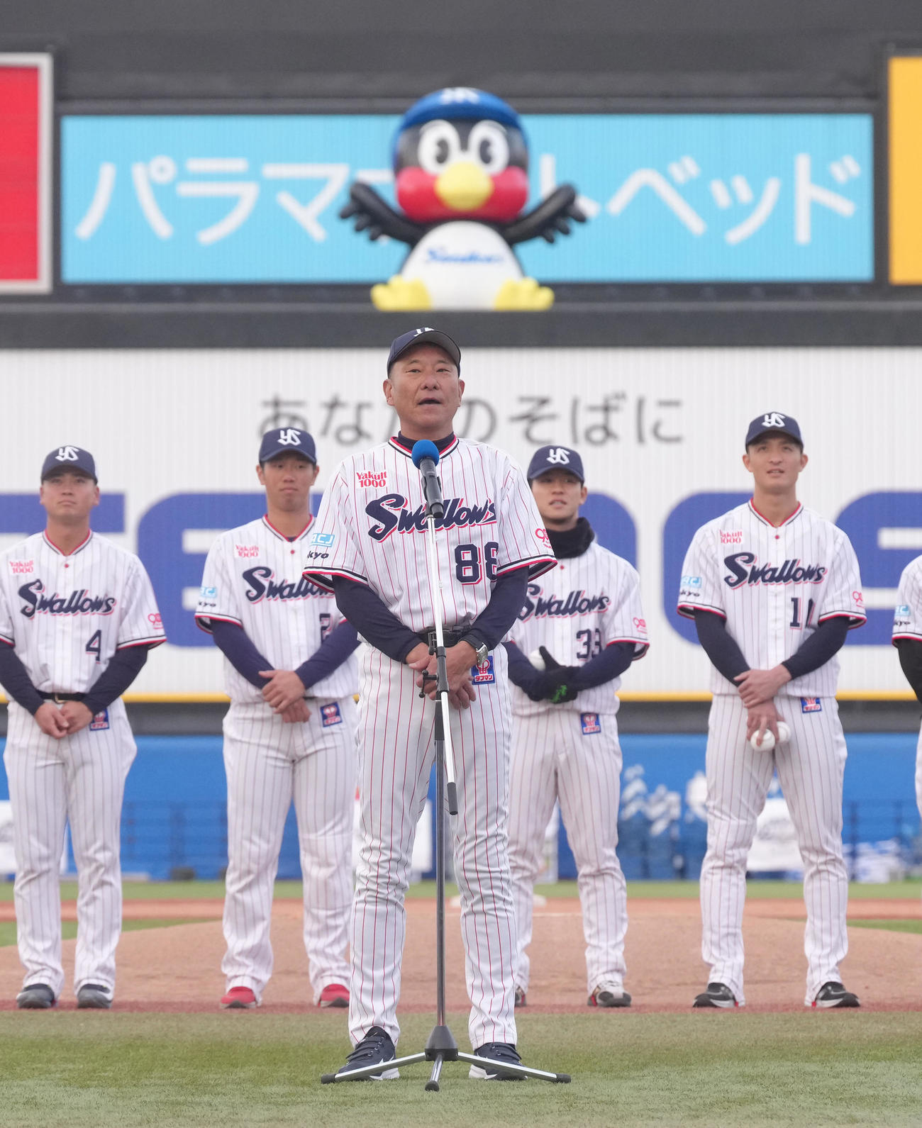 つば九郎について話すヤクルト池山監督（中央）（撮影・足立雅史）