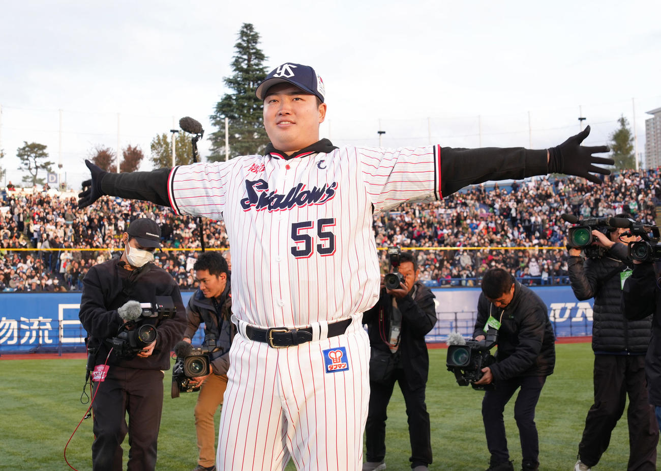 ファンの声援に応えるヤクルト村上（撮影・足立雅史）