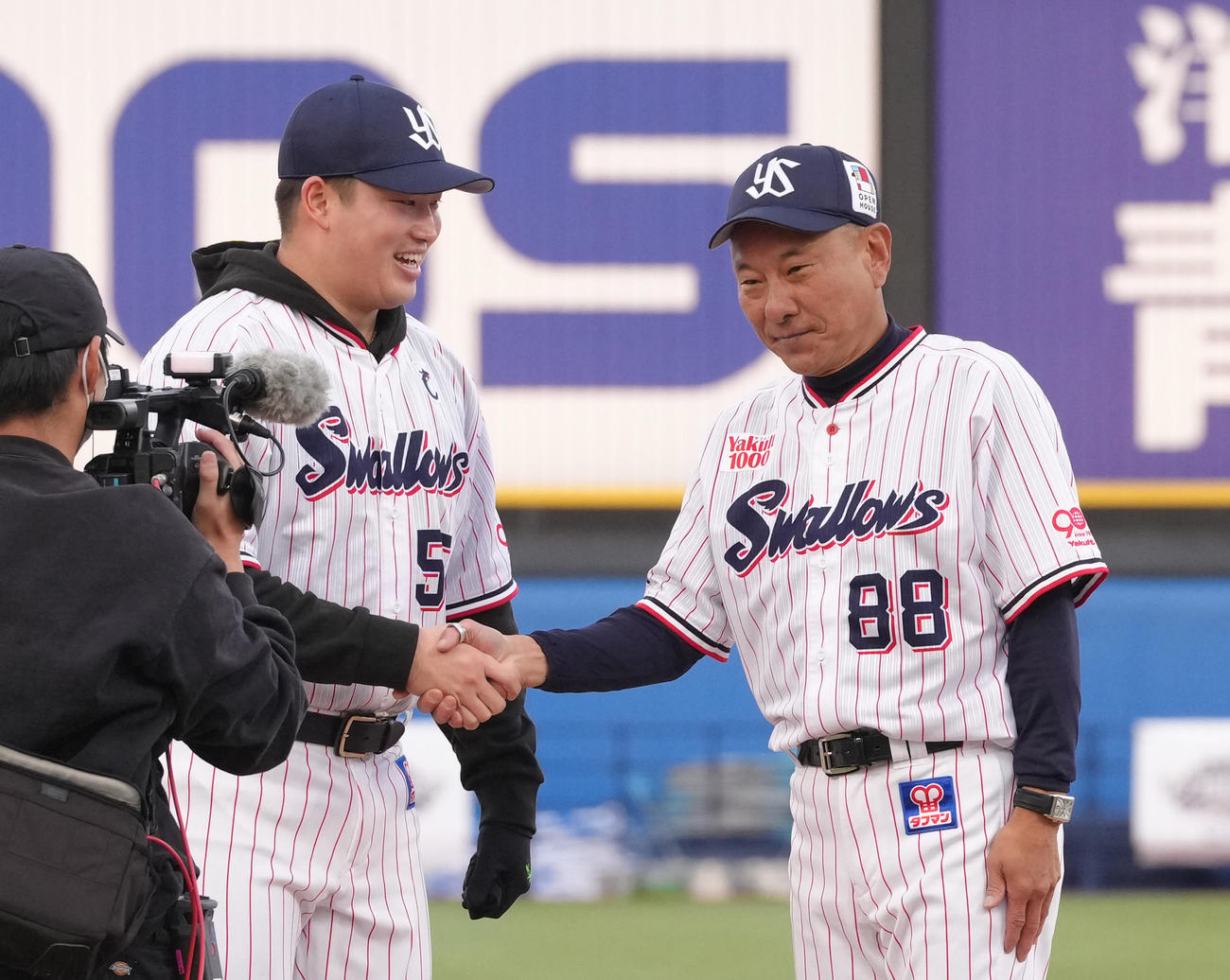 握手を交わすヤクルトの村上（左）と池山監督（撮影・足立雅史）
