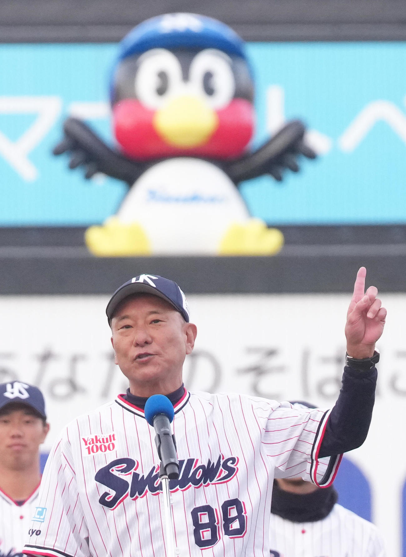 あいさつするヤクルト池山監督（撮影・足立雅史）