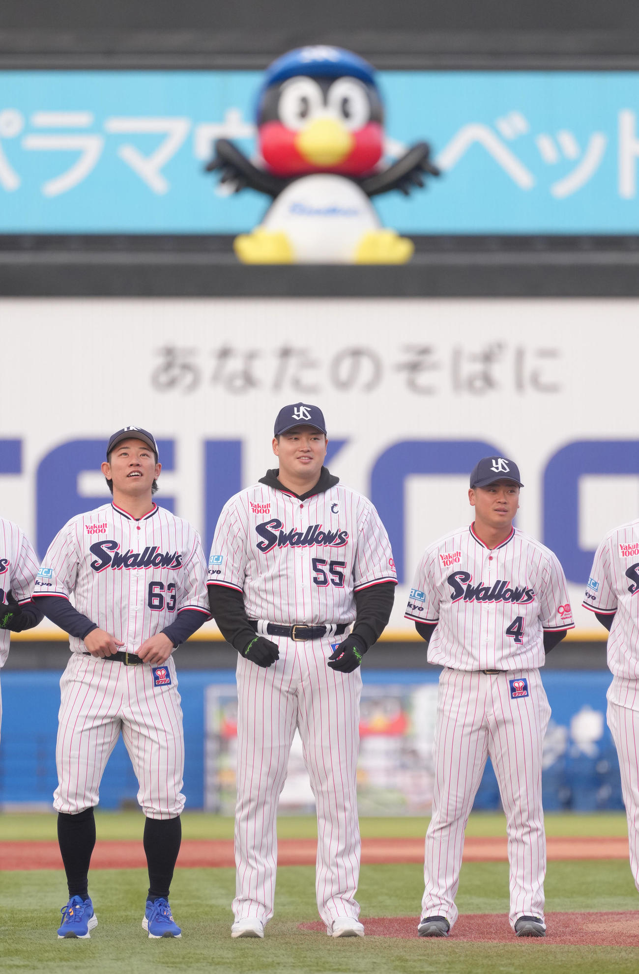 閉会式に臨むヤクルト村上（中央）ら（撮影・足立雅史）