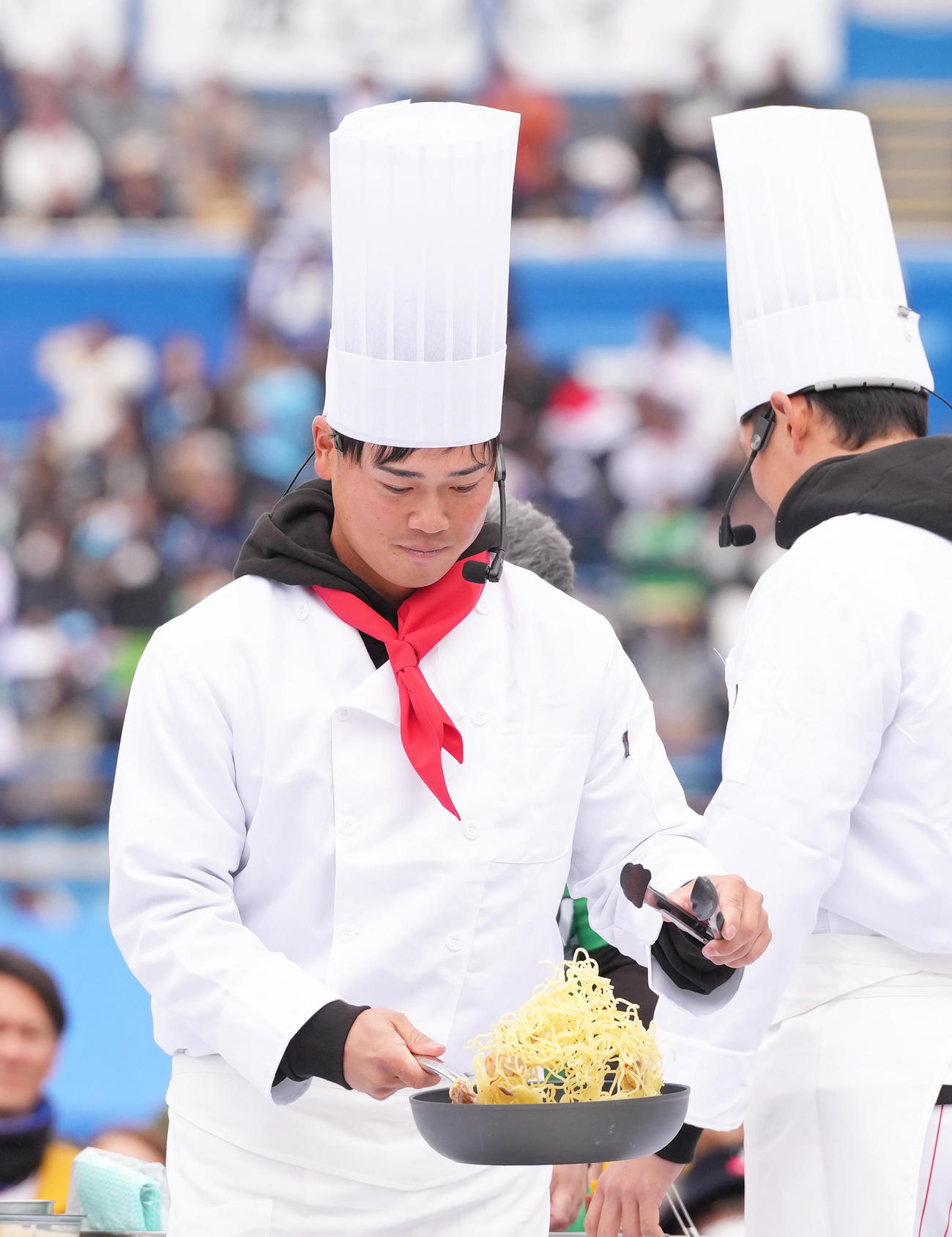 料理王決定戦！で真剣な表情で調理するヤクルト丸山和（撮影・足立雅史）