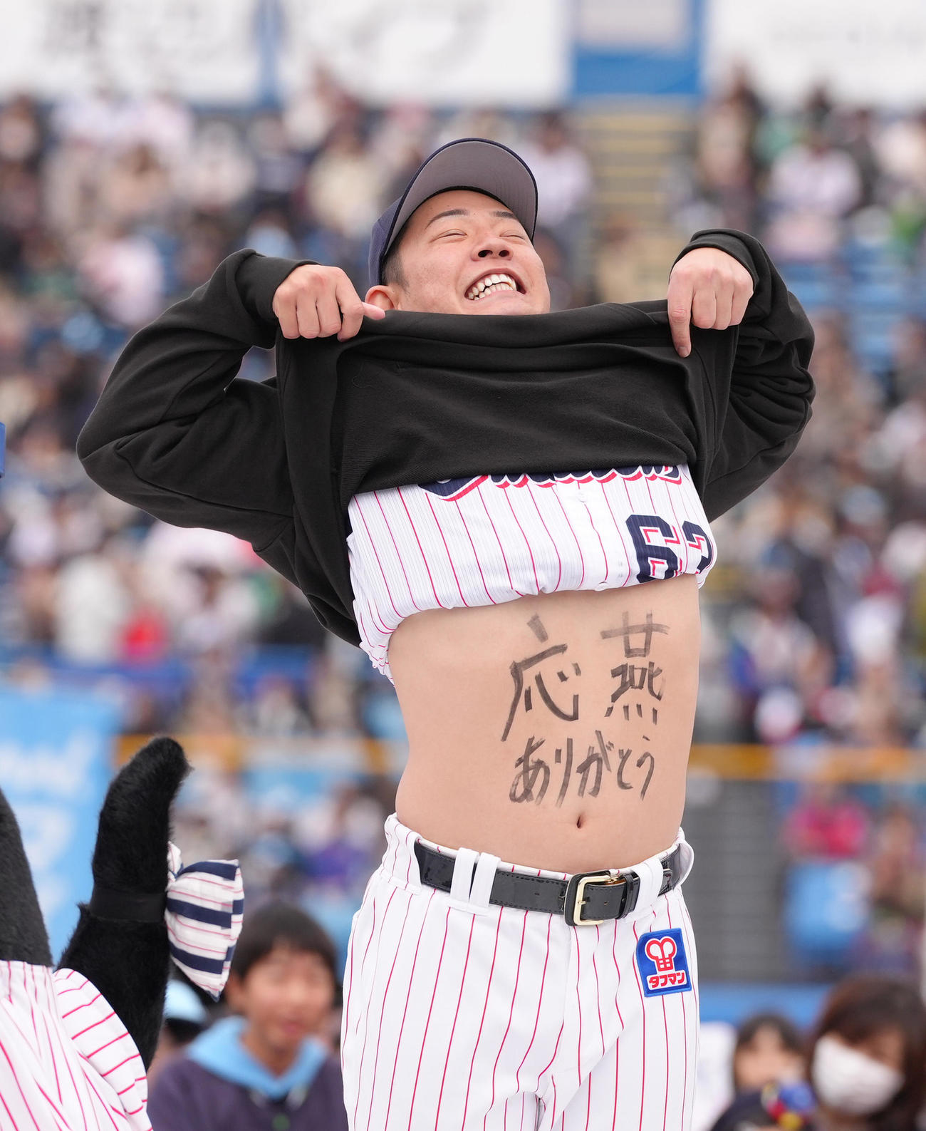 お腹のメッセージを披露するヤクルト増田（撮影・足立雅史）