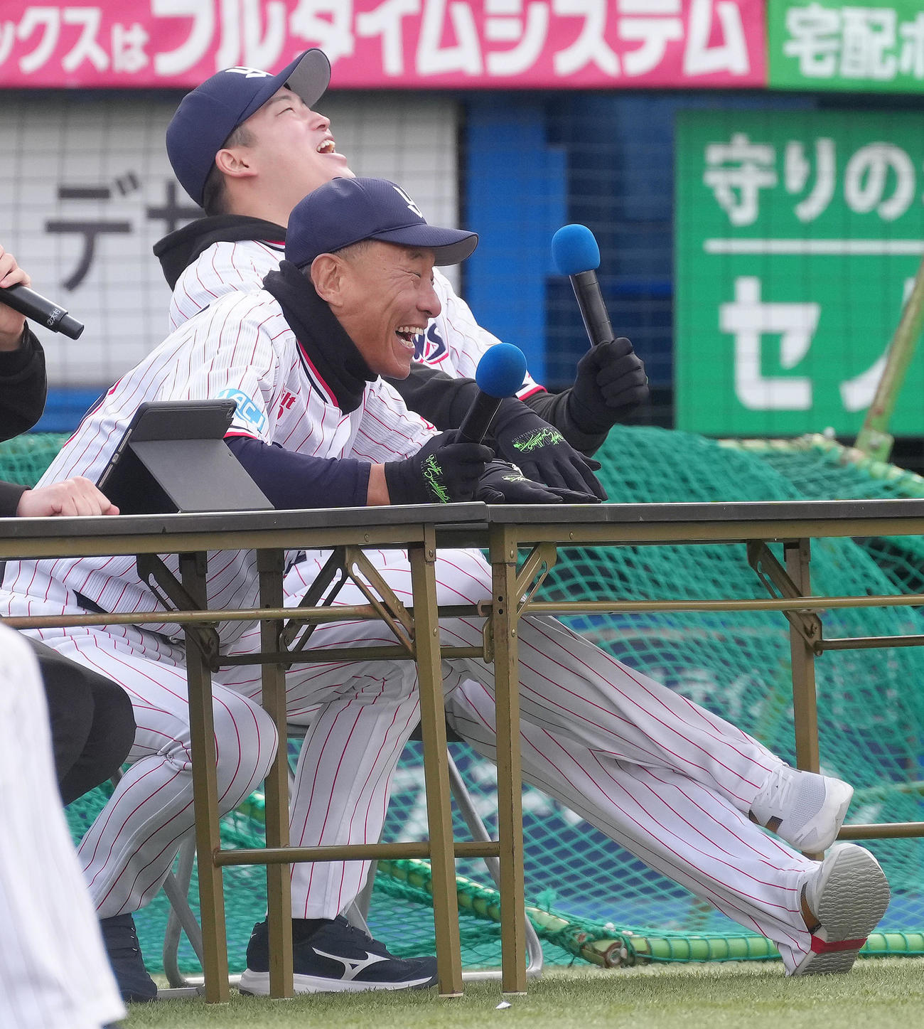 ファン感謝DAY2025を楽しむヤクルトの池山監督（手前）と村上（撮影・足立雅史）