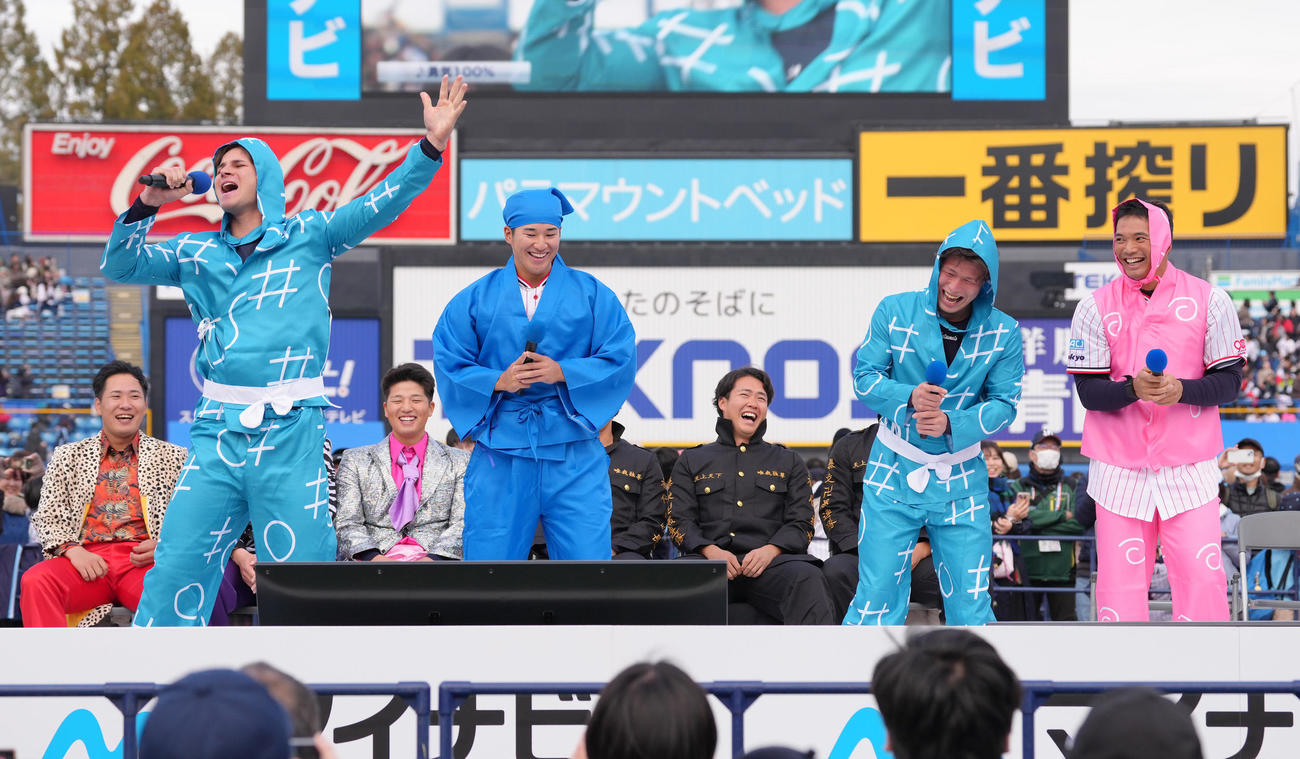 カラオケ王決定戦！で熱唱するヤクルトのモイセエフ（左端）（撮影・足立雅史）
