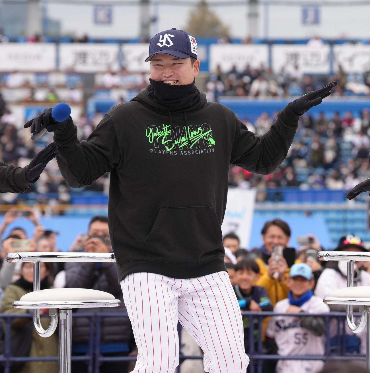 ダンスを踊るヤクルトの村上（撮影・足立雅史）
