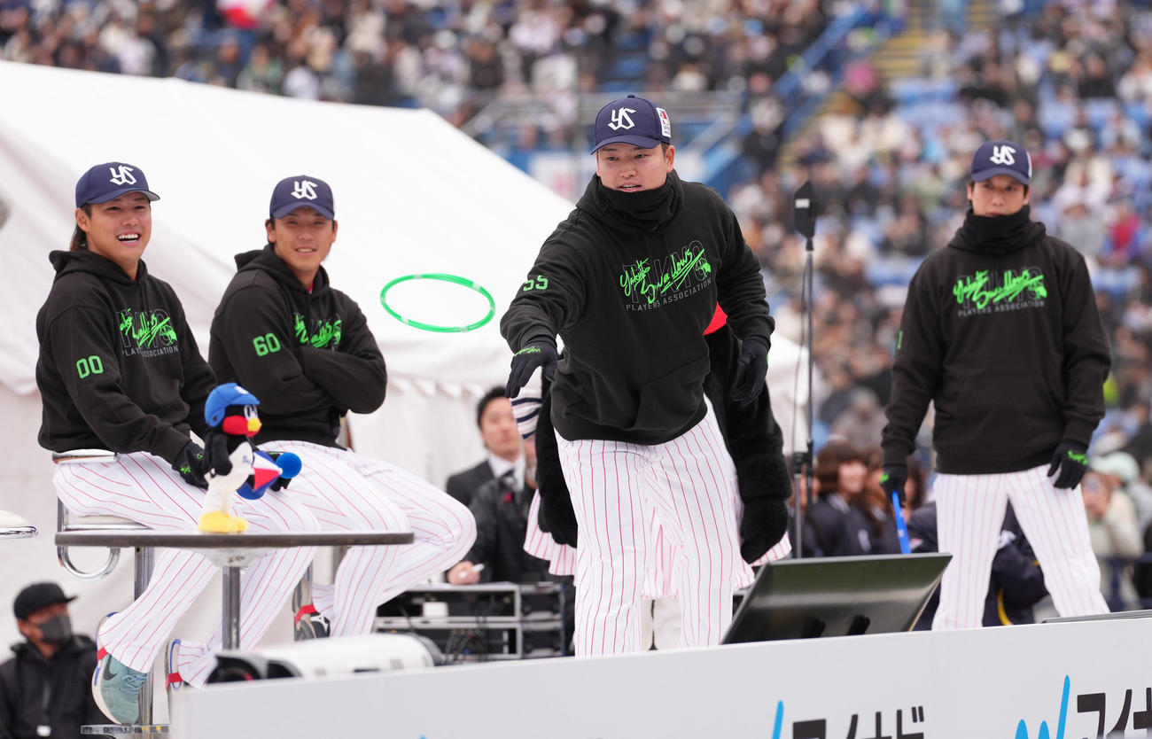 輪投げに挑戦するヤクルト村上（中央右）（撮影・足立雅史）