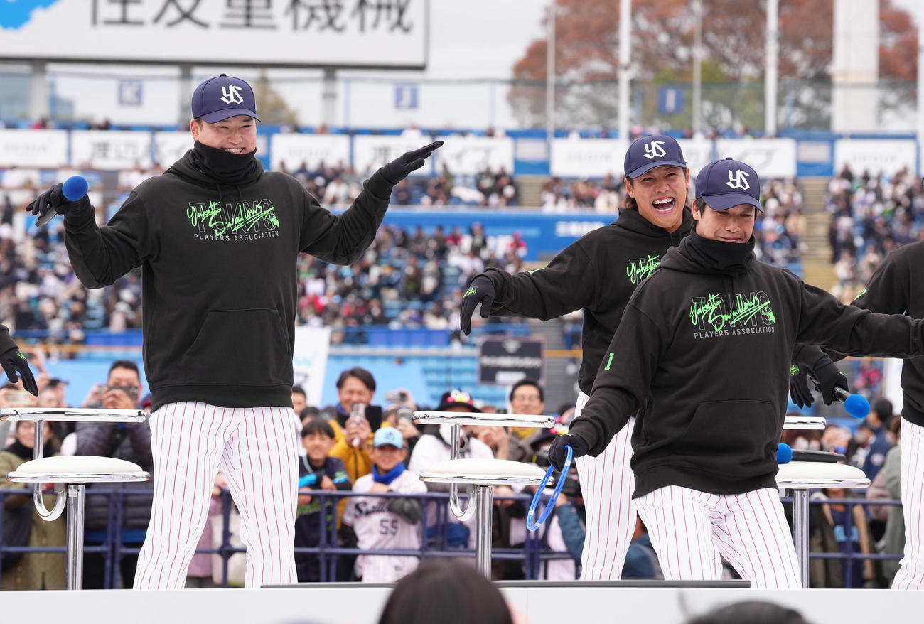 ダンスを踊るヤクルトの村上（左）と山田（右）（撮影・足立雅史）