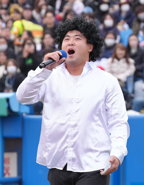 クリスタルキングの「大都会」を熱唱するヤクルト高野（撮影・足立雅史）