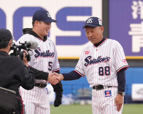 握手を交わすヤクルトの村上（左）と池山監督（撮影・足立雅史）