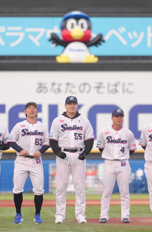 閉会式に臨むヤクルト村上（中央）ら（撮影・足立雅史）