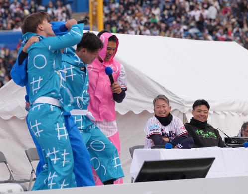 カラオケ王決定戦！を審査員として楽しむヤクルト石川（右から2人目）と中村（右端）（撮影・足立雅史）
