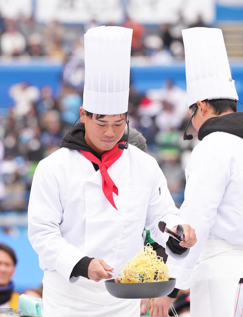 料理王決定戦！で真剣な表情で調理するヤクルト丸山和（撮影・足立雅史）