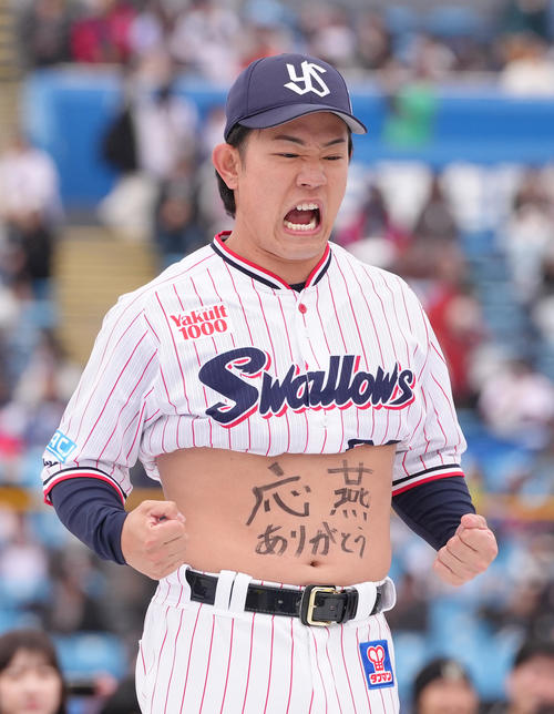 お腹のメッセージを披露するヤクルト増田（撮影・足立雅史）