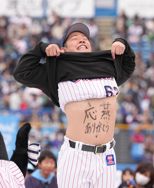 お腹のメッセージを披露するヤクルト増田（撮影・足立雅史）