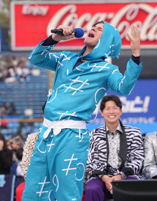カラオケ王決定戦！で熱唱するモイセエフ（撮影・足立雅史）